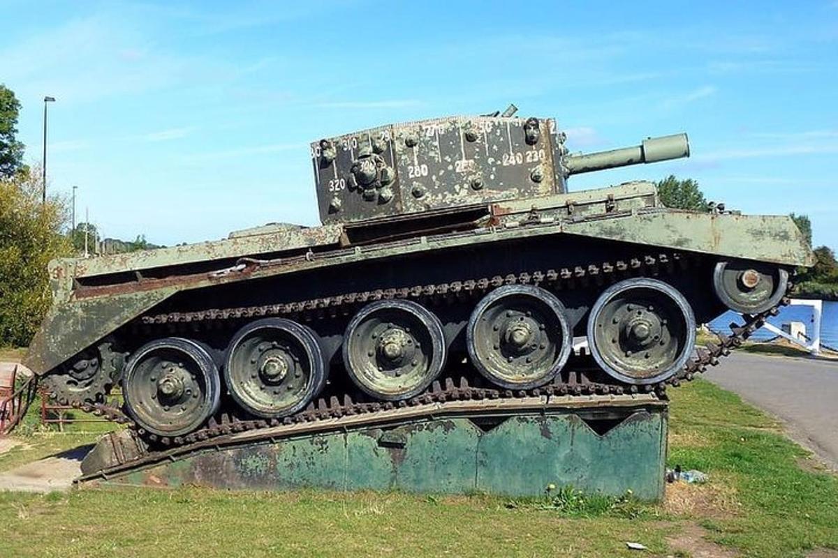 um tanque parado na beira de uma estrada