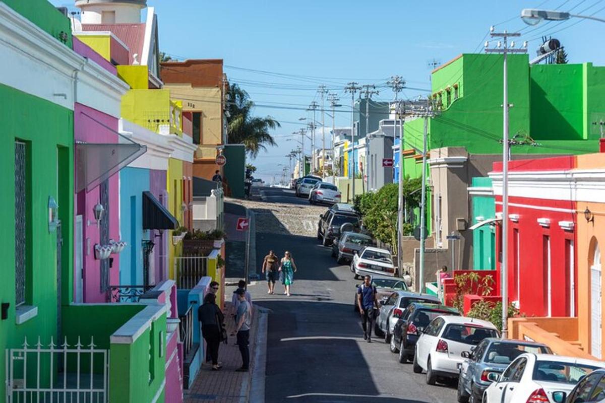 uma rua com prédios coloridos e pessoas caminhando pela rua