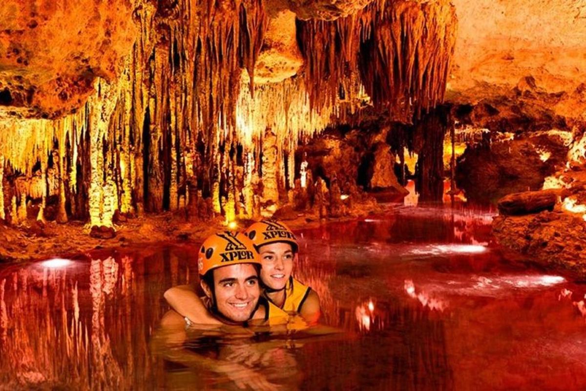 due persone in acqua in una grotta