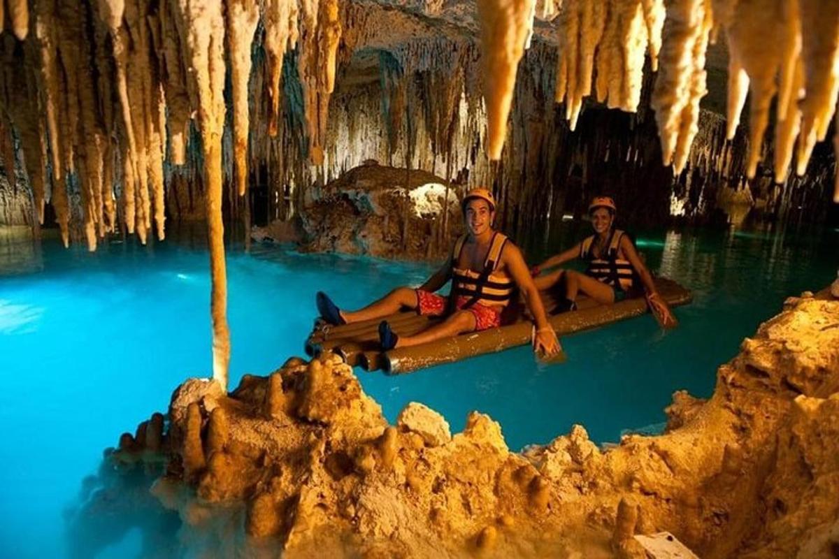 due persone sedute nell'acqua in una grotta