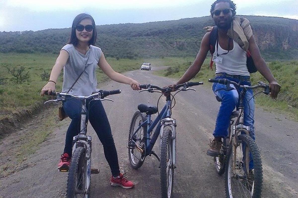 Un hombre y una mujer andan en bicicleta por una carretera