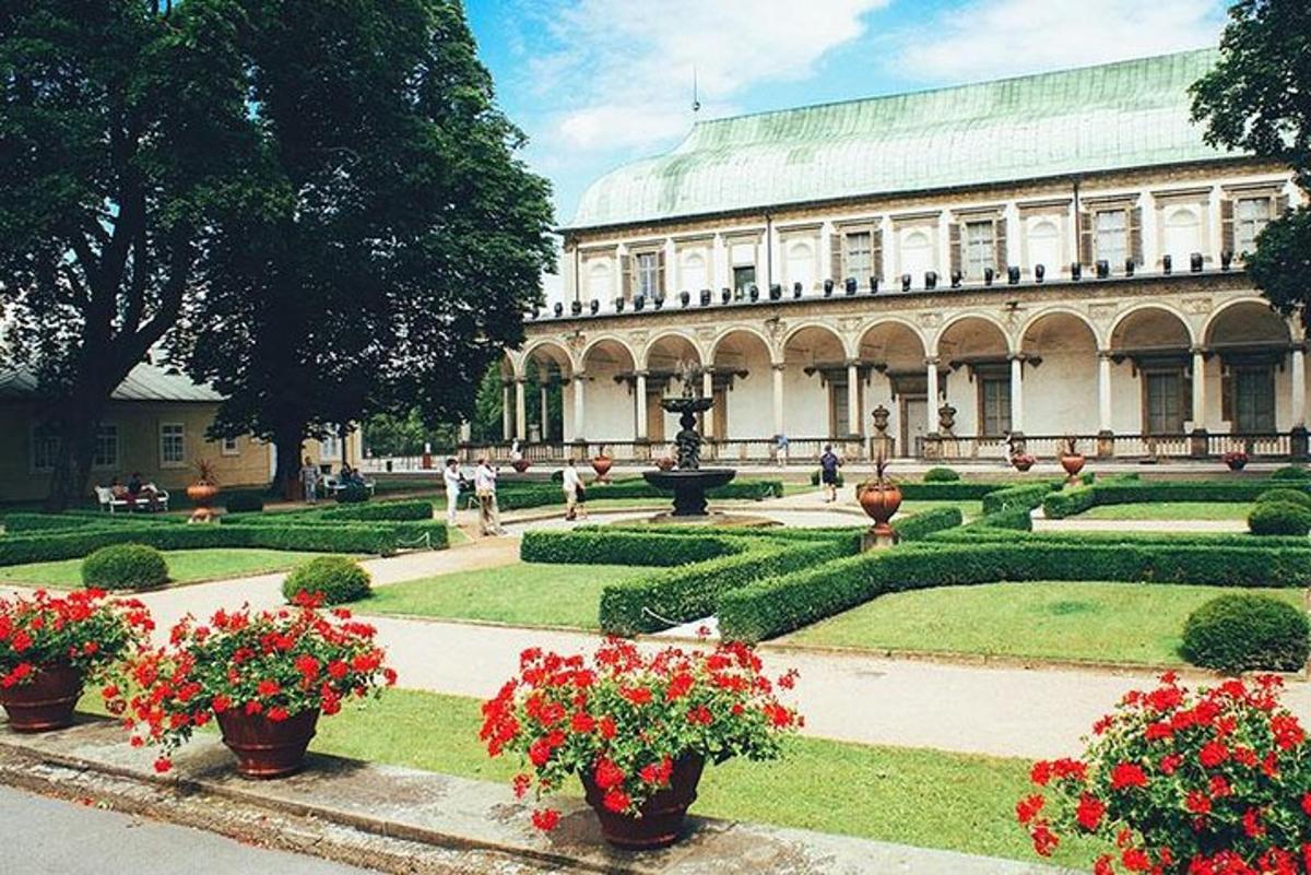 ein Gebäude mit einem Garten mit Blumen davor