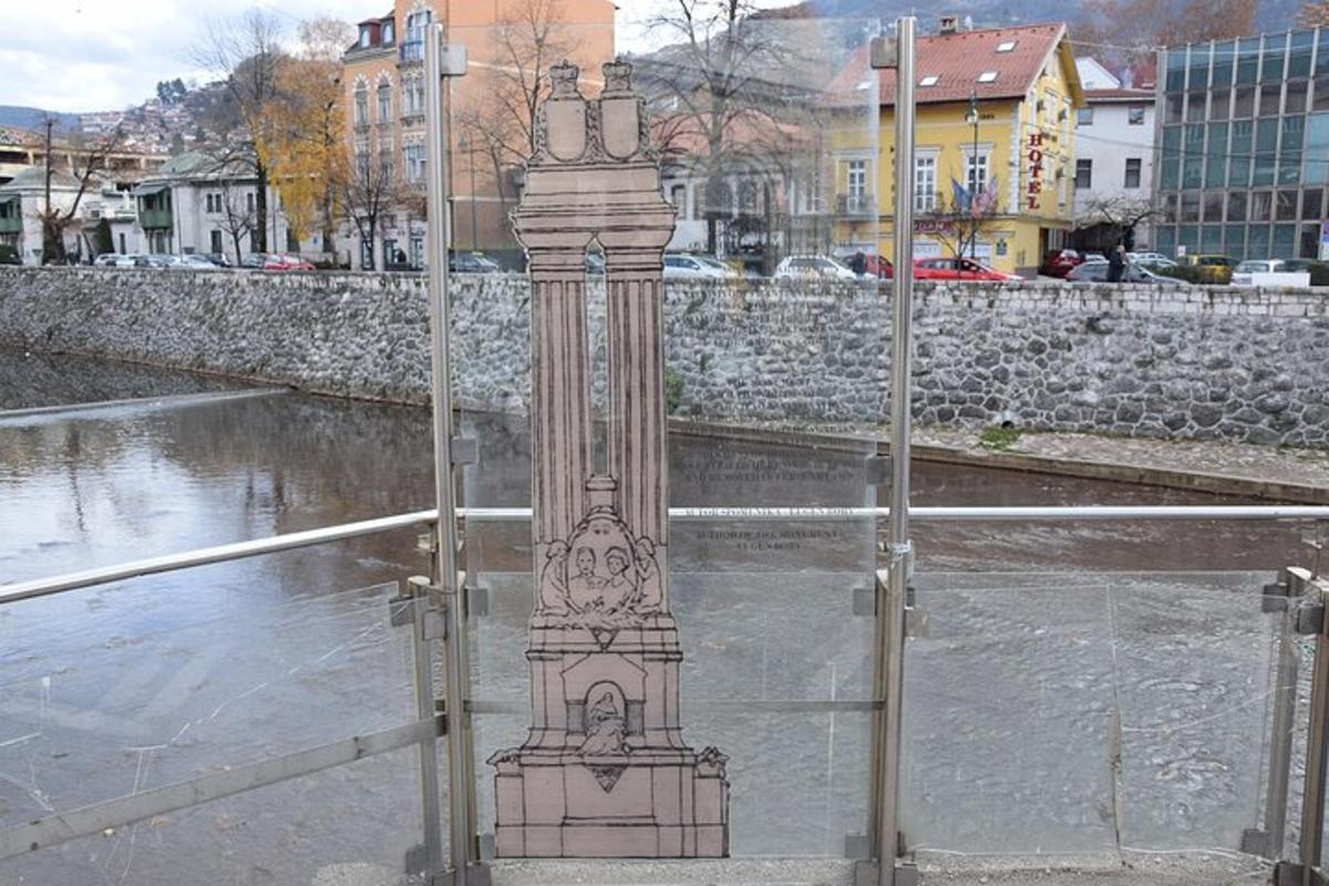 una porta amb una estàtua al mig d'un carrer