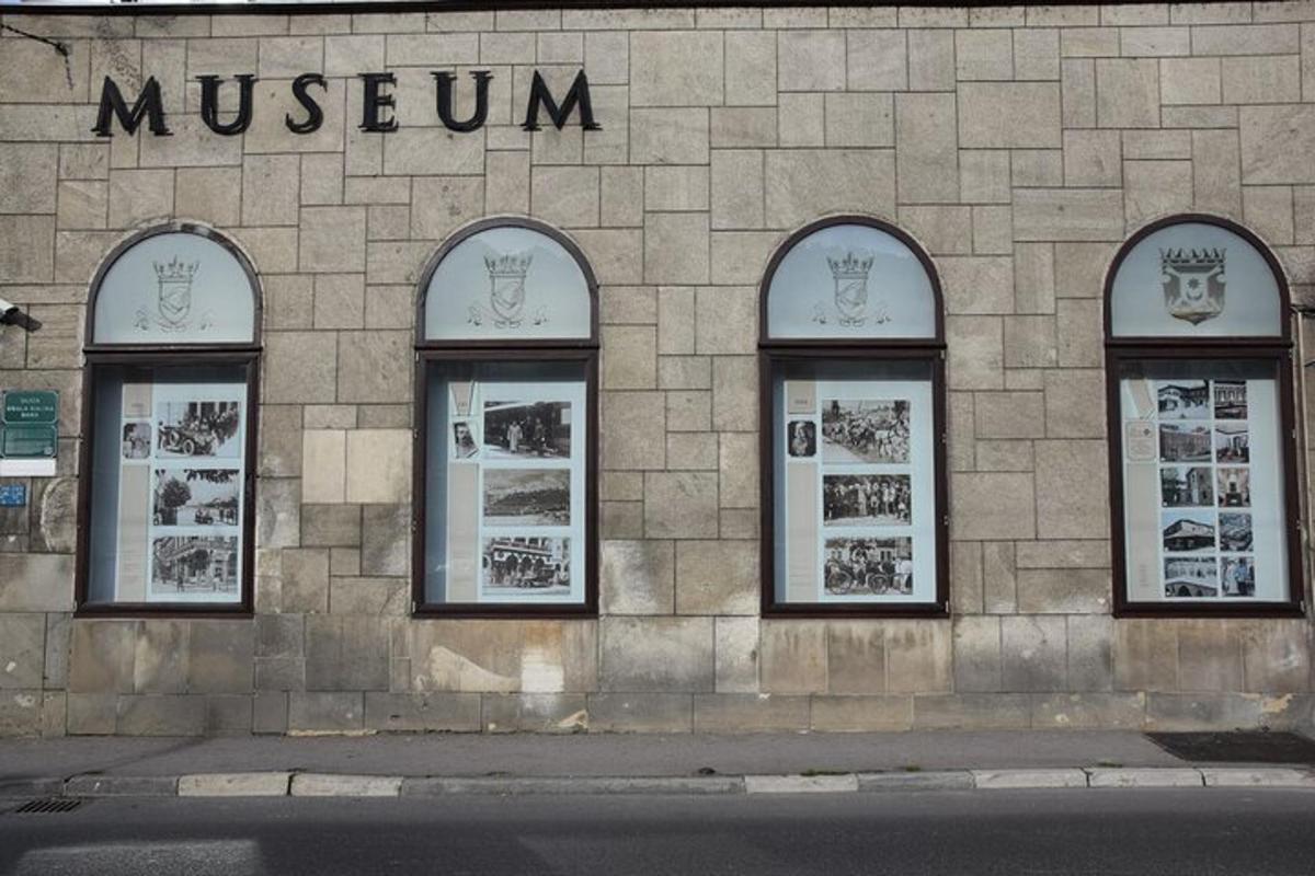 un edifici de pedra amb quatre finestres i un museu