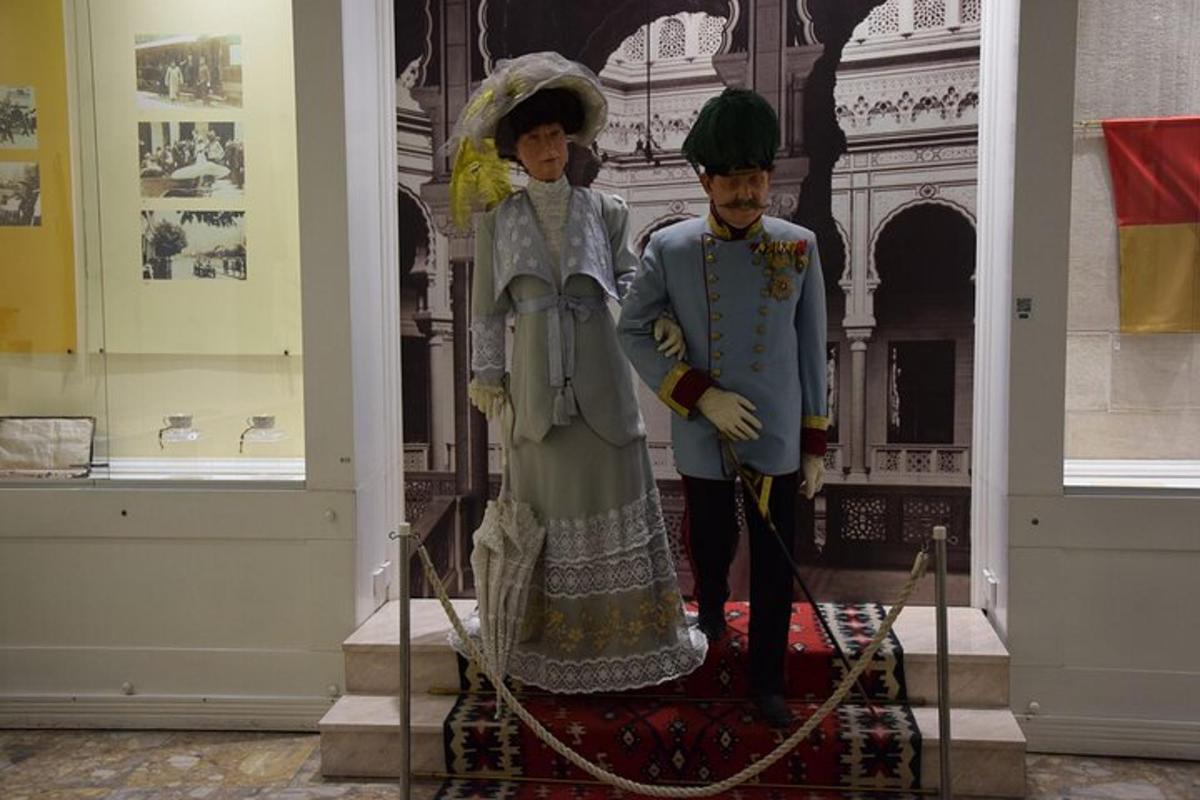 dues figures d'un home i una dona exposades