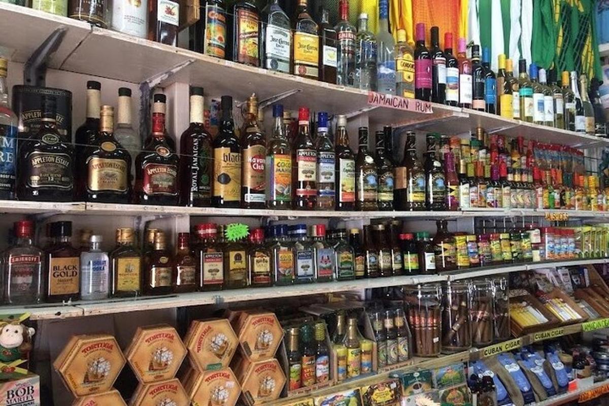 regál v obchodě plný spousty lahví alkoholu