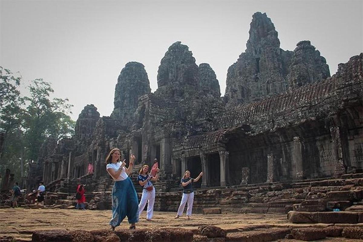un gruppo di persone in piedi davanti a un tempio
