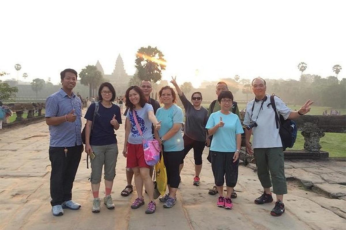 กลุ่มคนกำลังโพสท่าถ่ายรูปที่สวนสาธารณะ