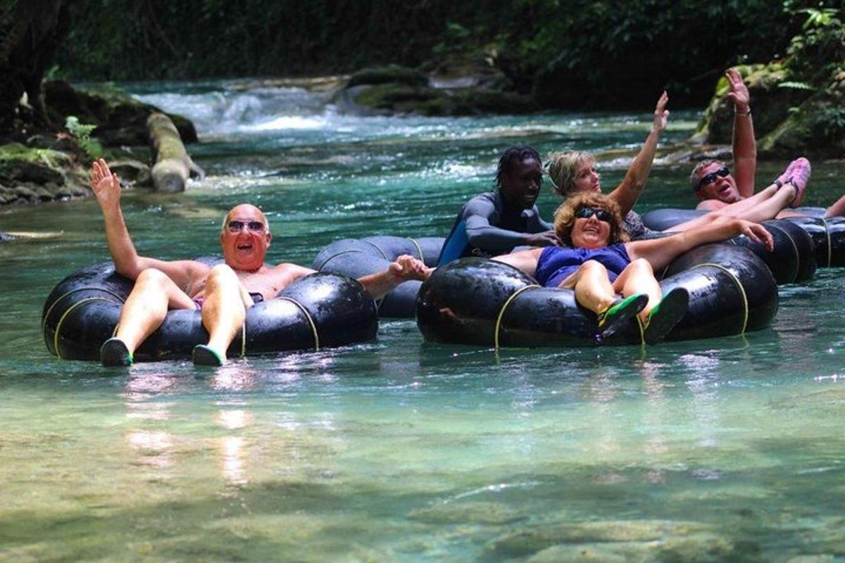un grup de persones que viatgen en tubs a l'aigua