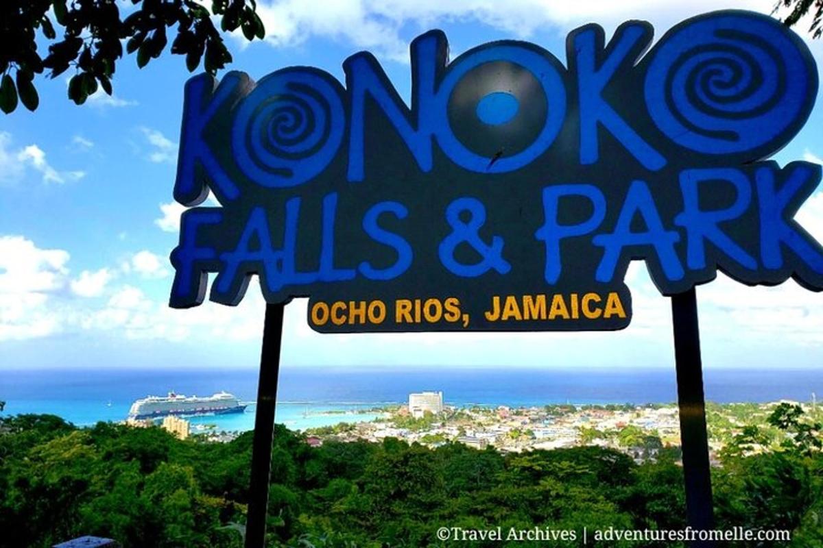 un cartello per le cascate e il parco di Koko