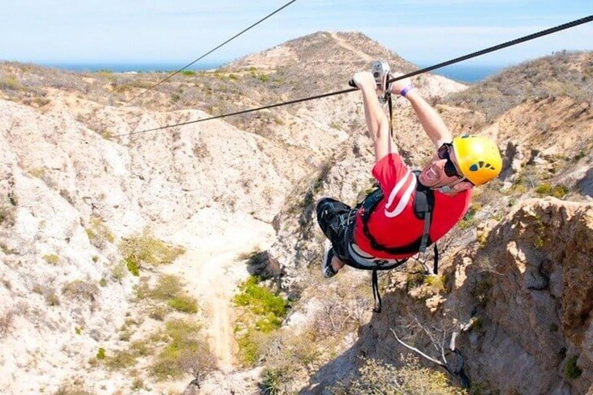 een man die aan een kabelbaan op een berg hangt