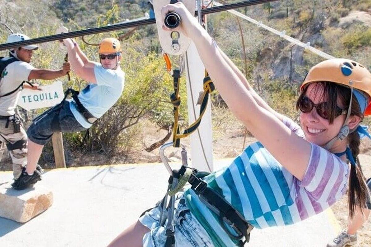 dívka na zipline s chlapcem