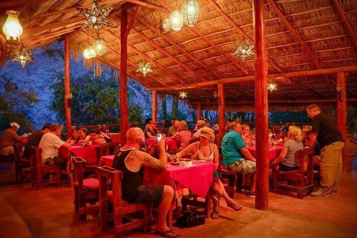 skupina lidí sedících u stolů v restauraci