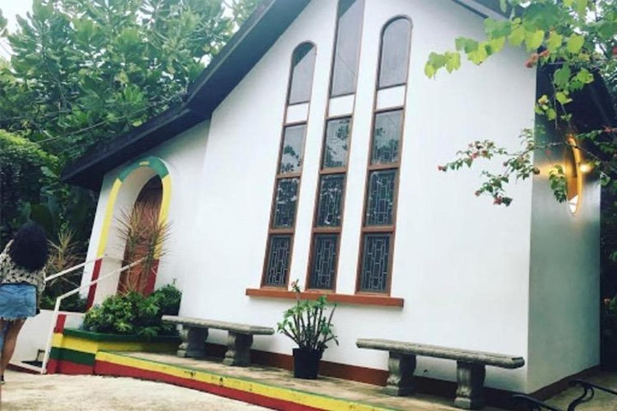 sebuah gereja dengan dua bangku di hadapannya