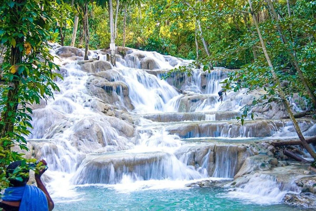 una persona fent una foto d'una cascada