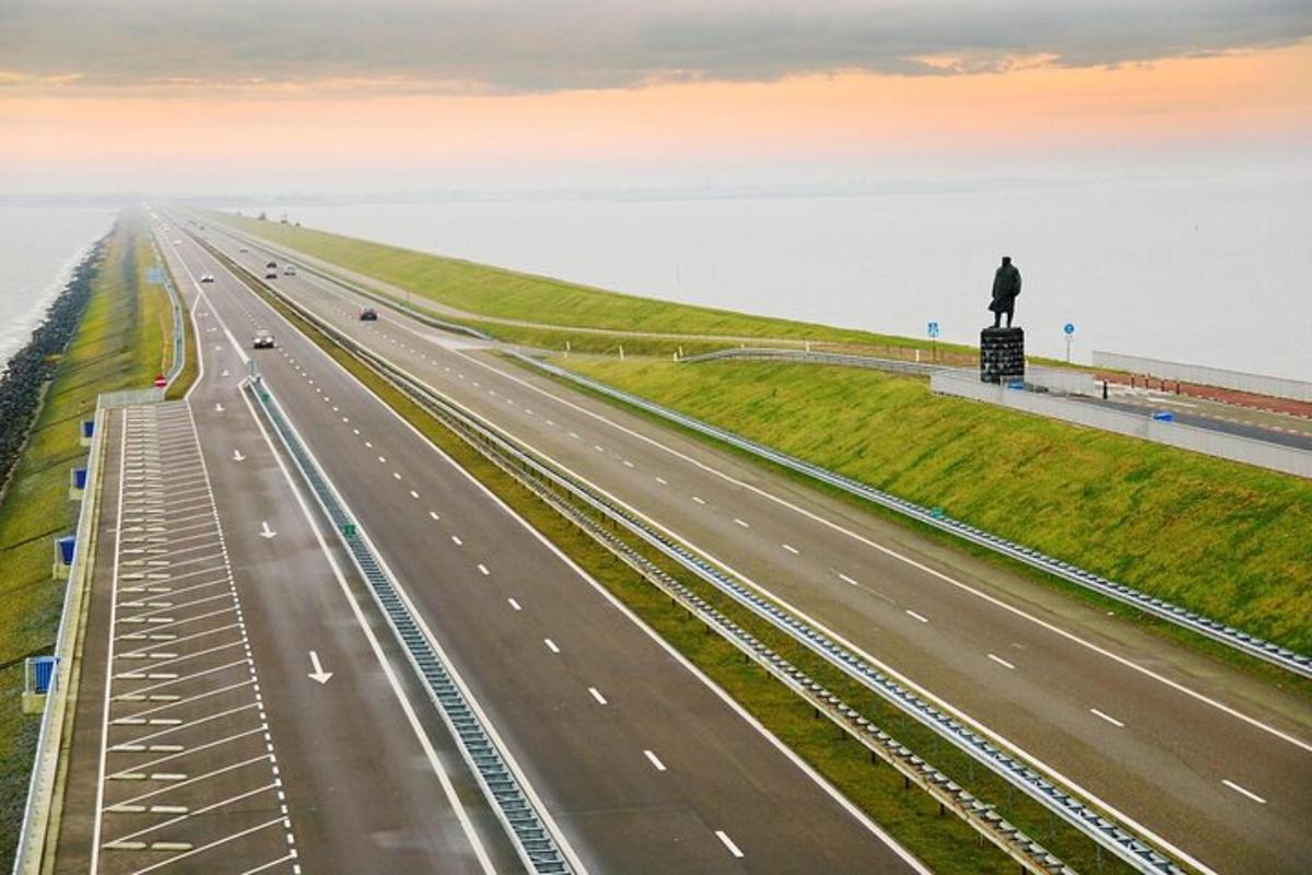 o vedere de sus a unei autostrăzi cu o statuie pe ea
