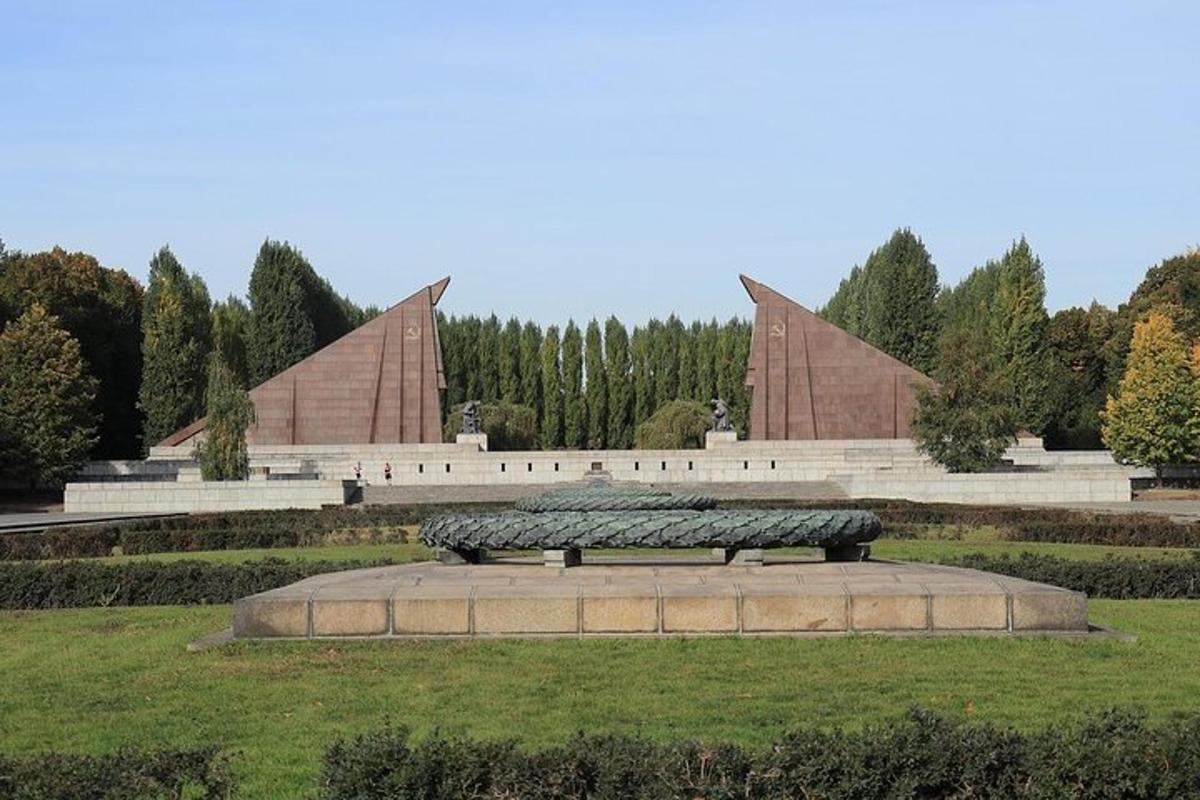una panchina in un parco con due grandi statue