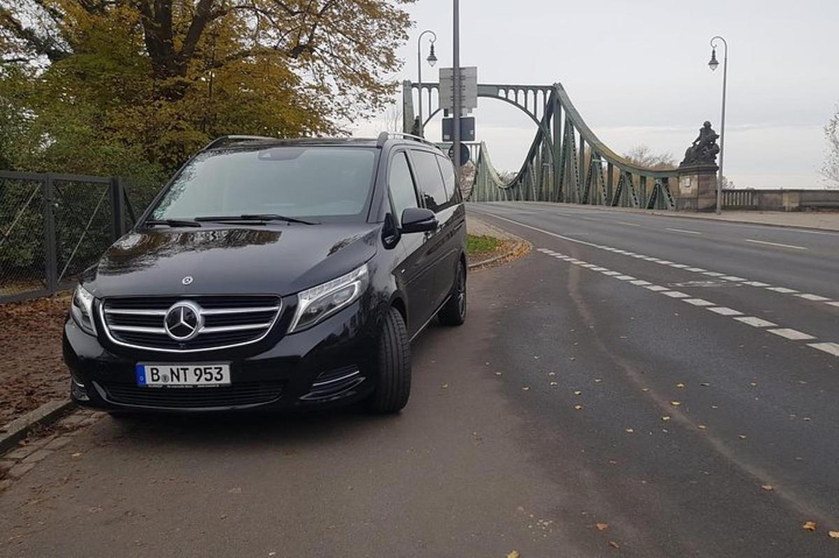 černé auto zaparkované na kraji silnice