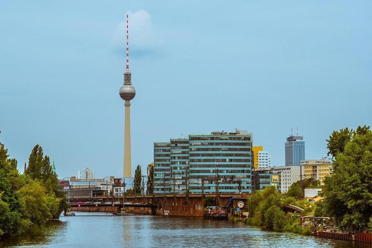 una vista di un fiume con un ponte e una torre