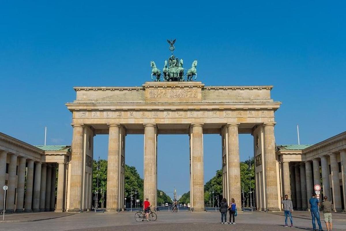 un grande monumento con una statua in cima