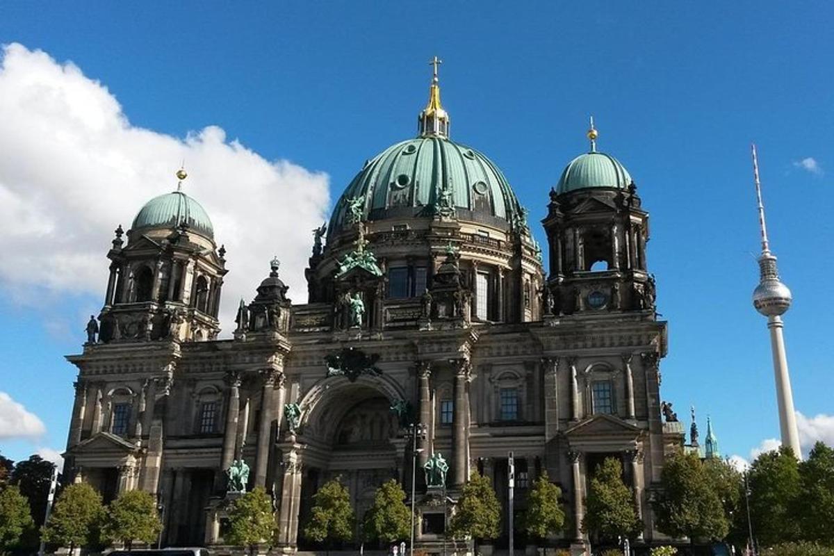 un grande edificio con due cupole in cima