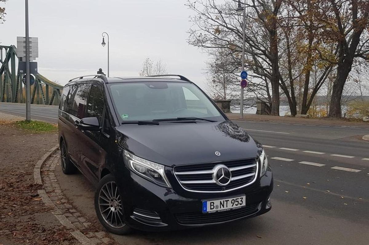 Un coche negro aparcado al costado de una carretera
