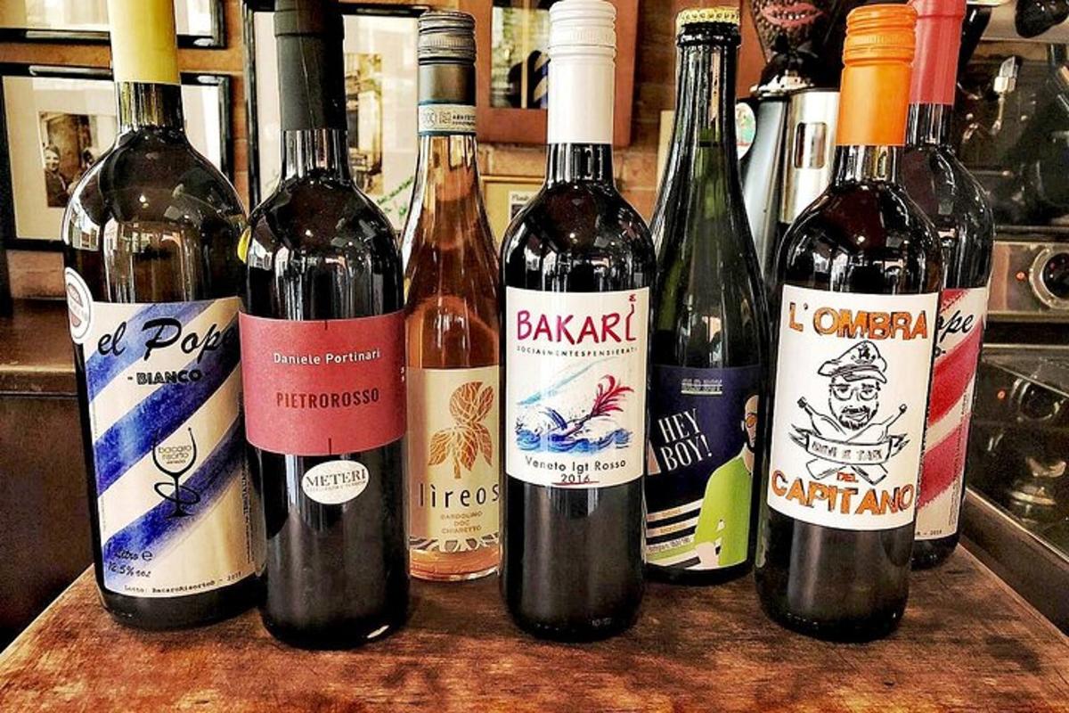 un grup de sticle de vin așezate pe un tejghea