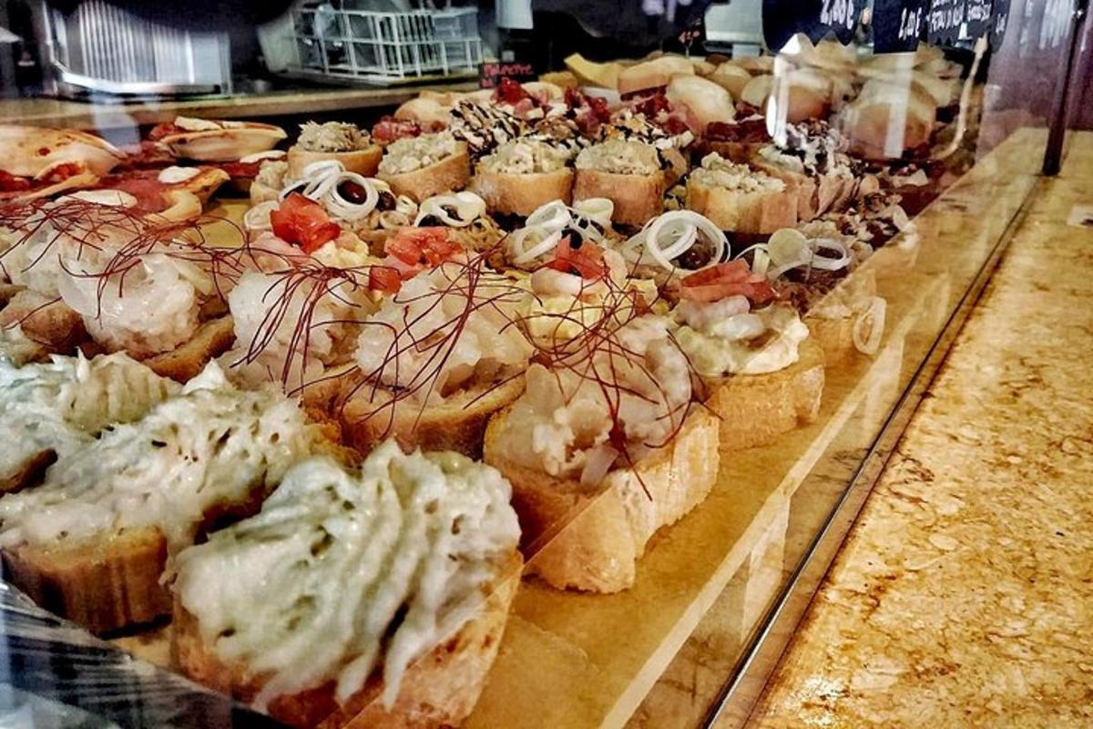 o grămadă de produse de patiserie într-o vitrină într-o brutărie