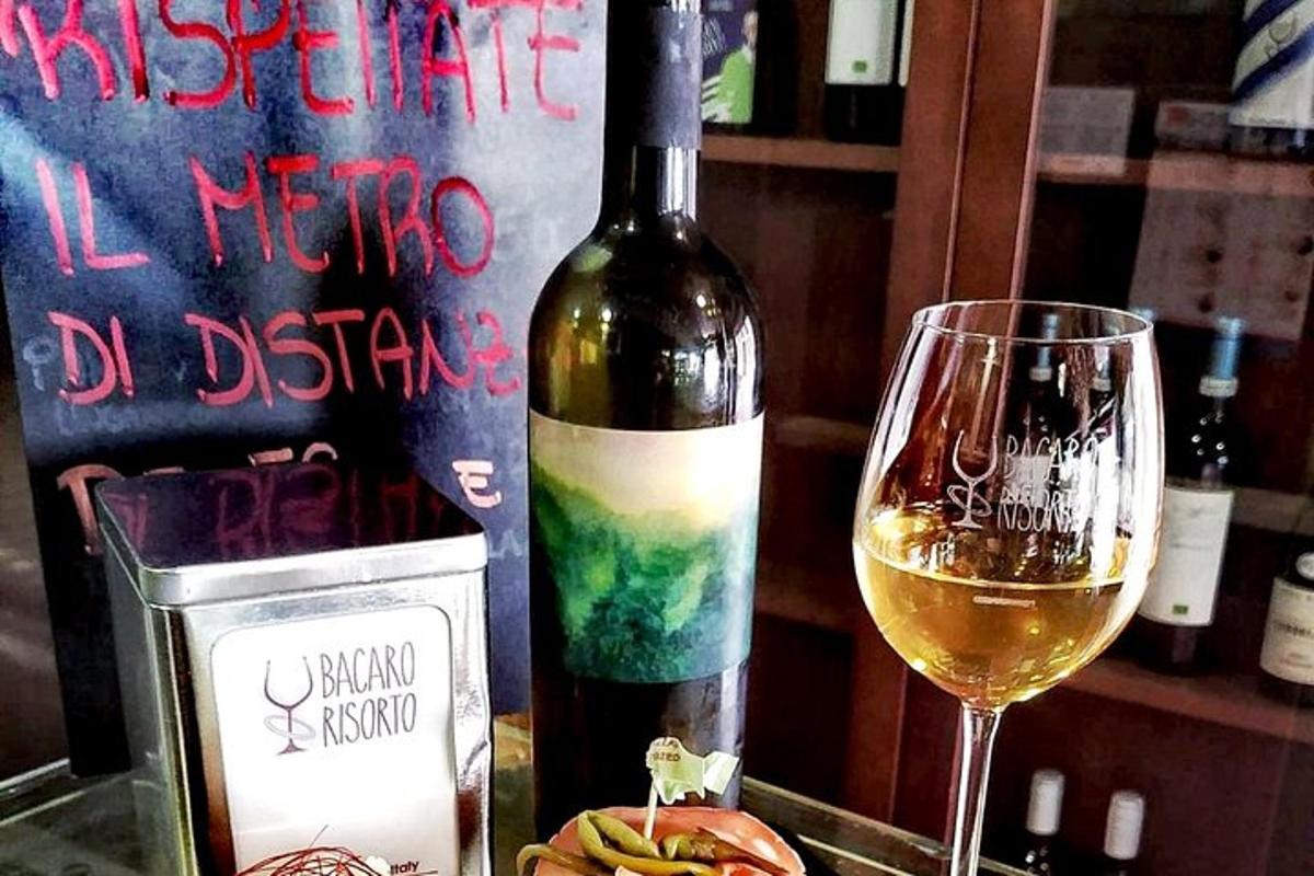 o sticlă de vin lângă un pahar de vin