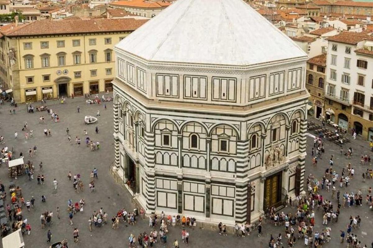 um grande edifício com uma multidão de pessoas em pé ao redor dele