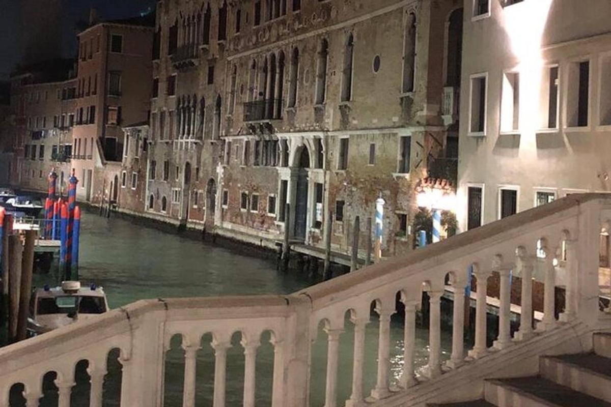 vista d'un canal a la nit des d'un pont