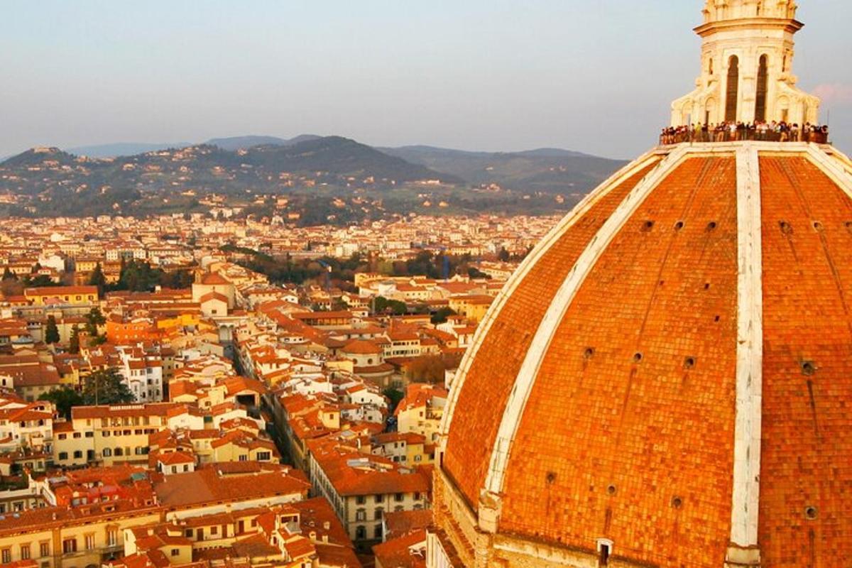 una vista di una città dalla cima di un edificio