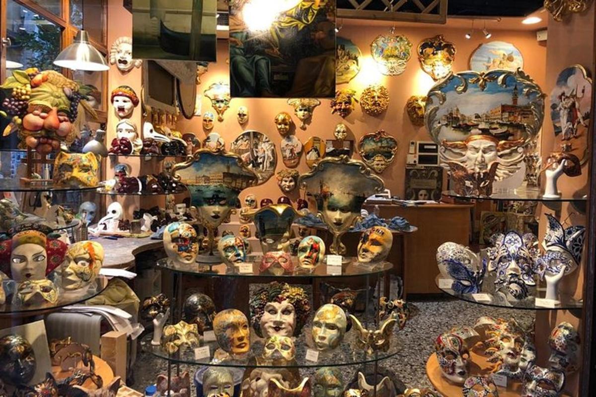una botiga plena de moltes mascaretes exposades