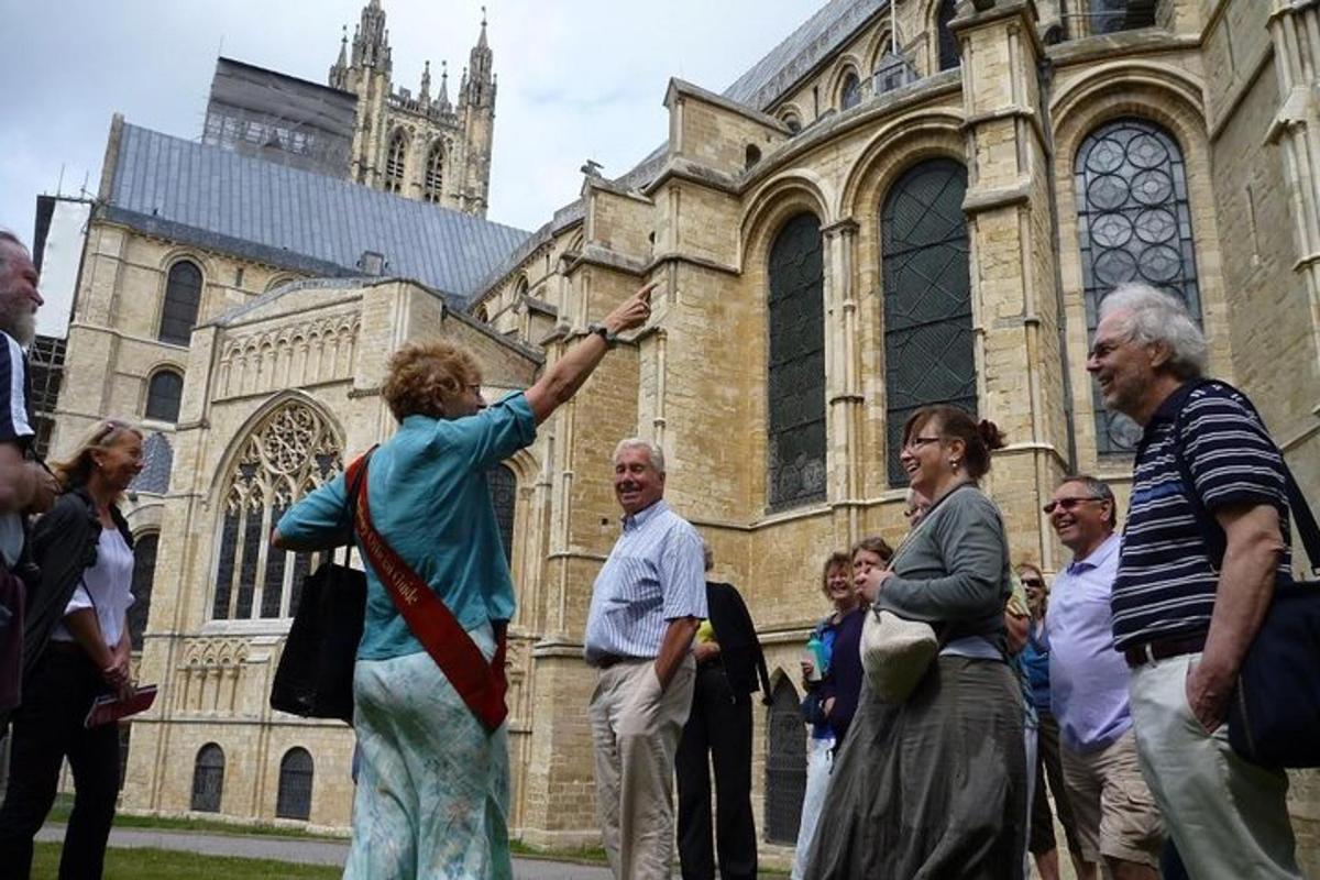 un gruppo di persone in piedi davanti a una cattedrale