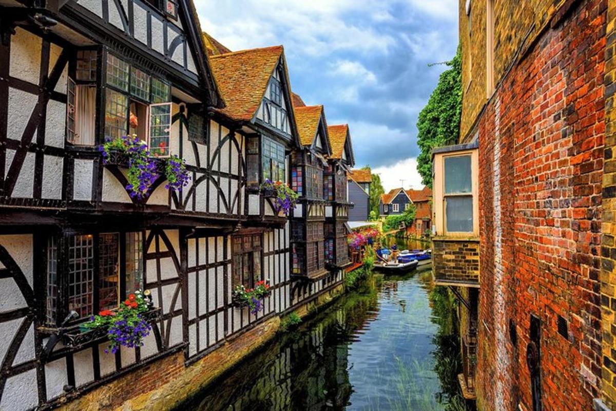 un'immagine di un canale in una città con edifici