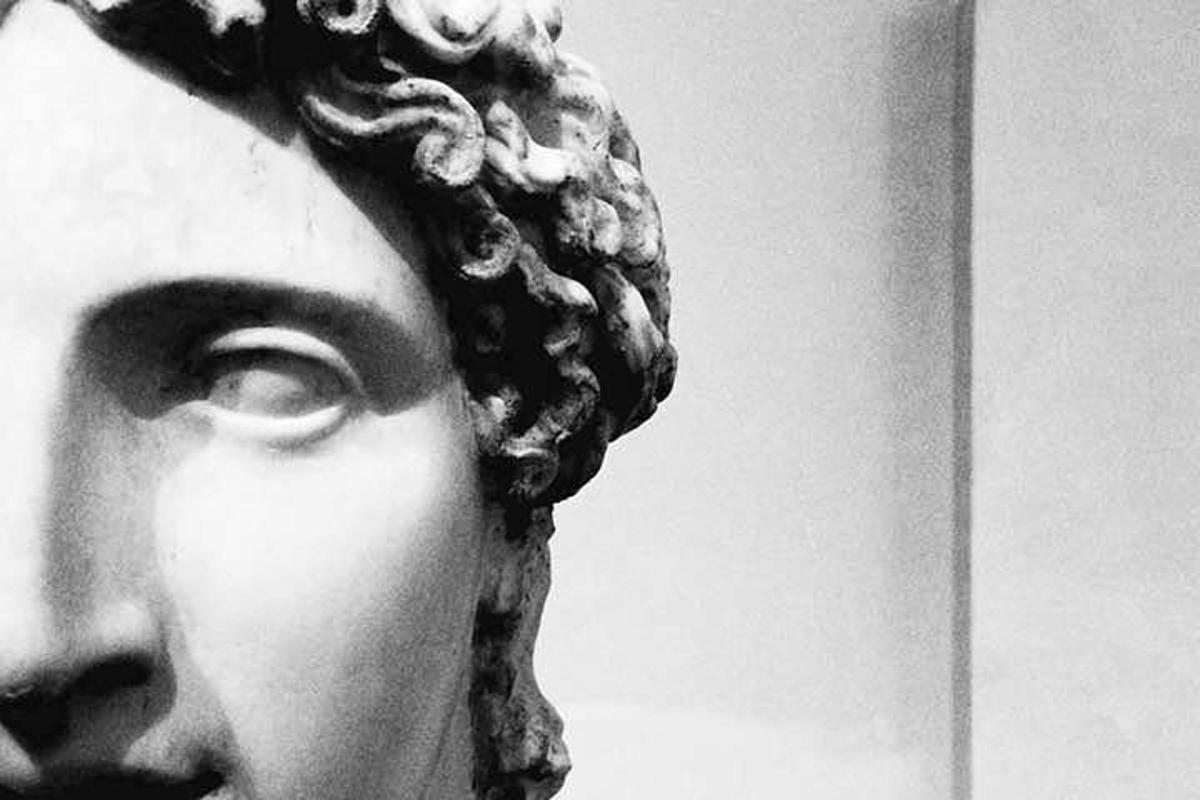 uma estátua de um busto de uma mulher