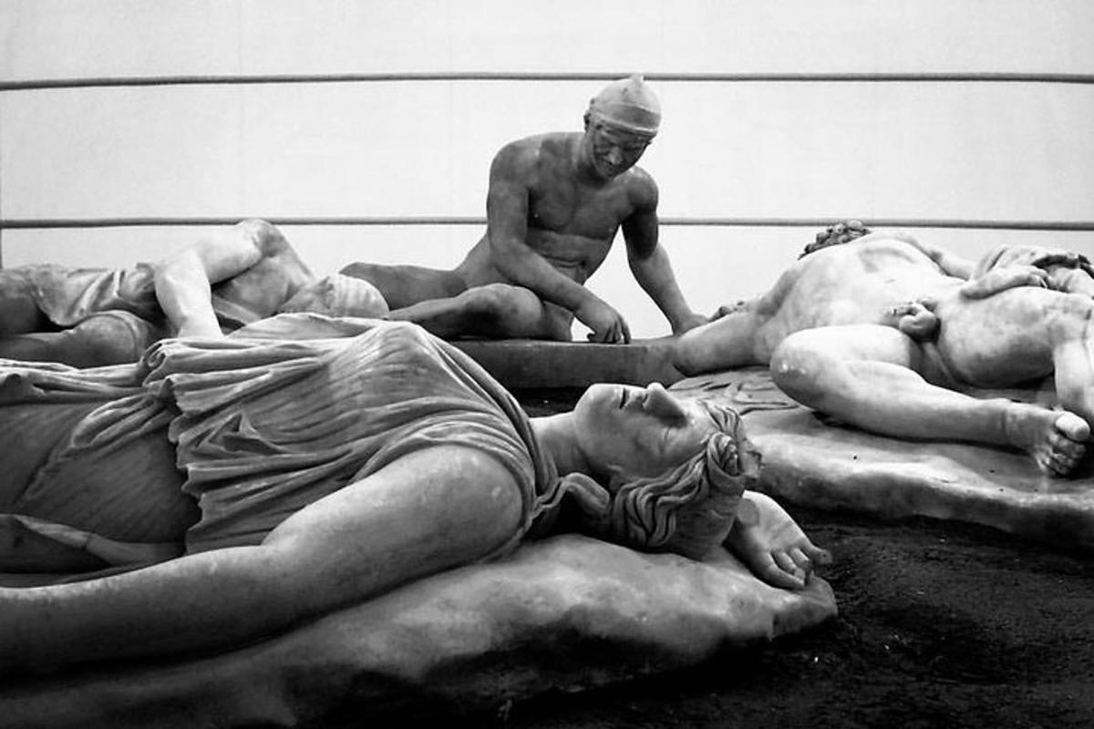 un gruppo di statue di persone sdraiate sulle rocce