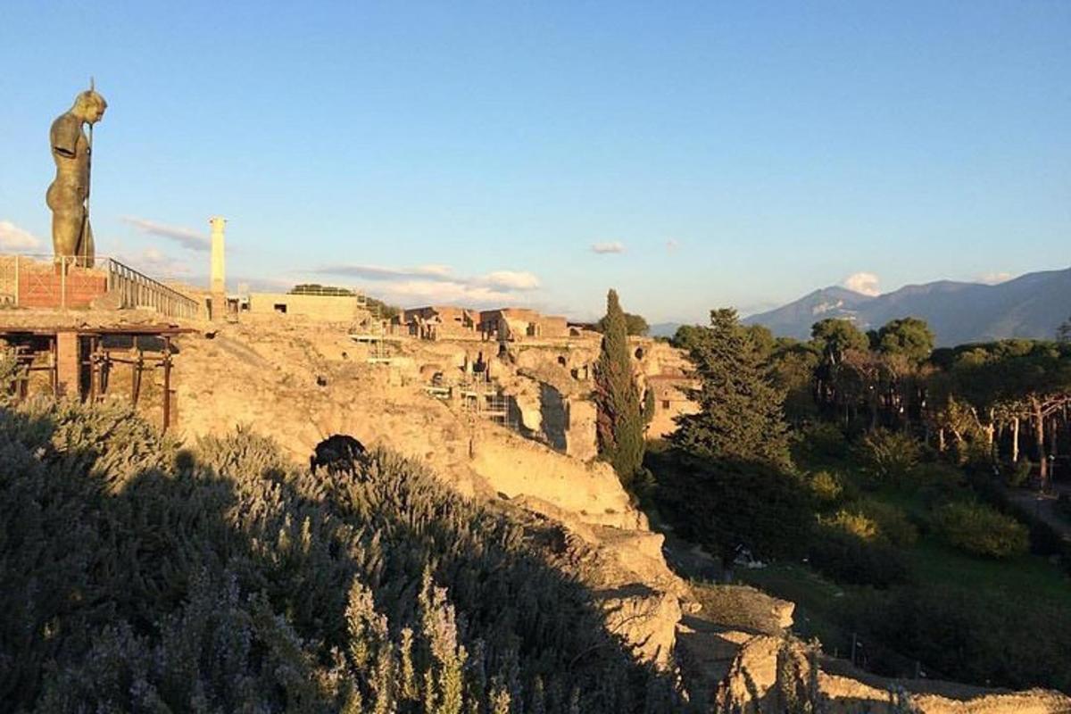 uma vista de uma montanha com uma estátua nela