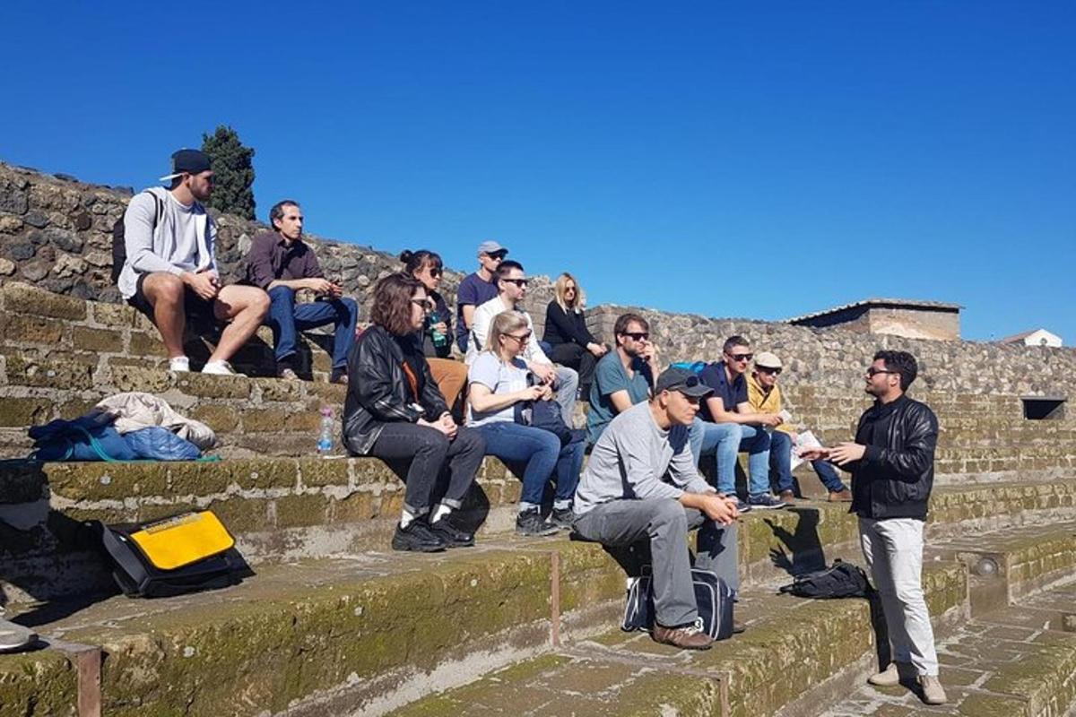 grupp inimesi istub trepil