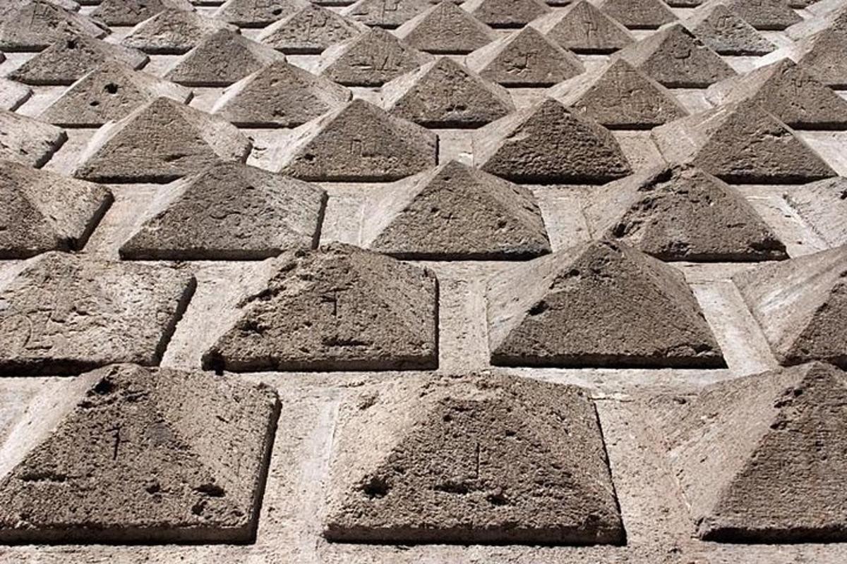 un gruppo di blocchi di cemento su un marciapiede