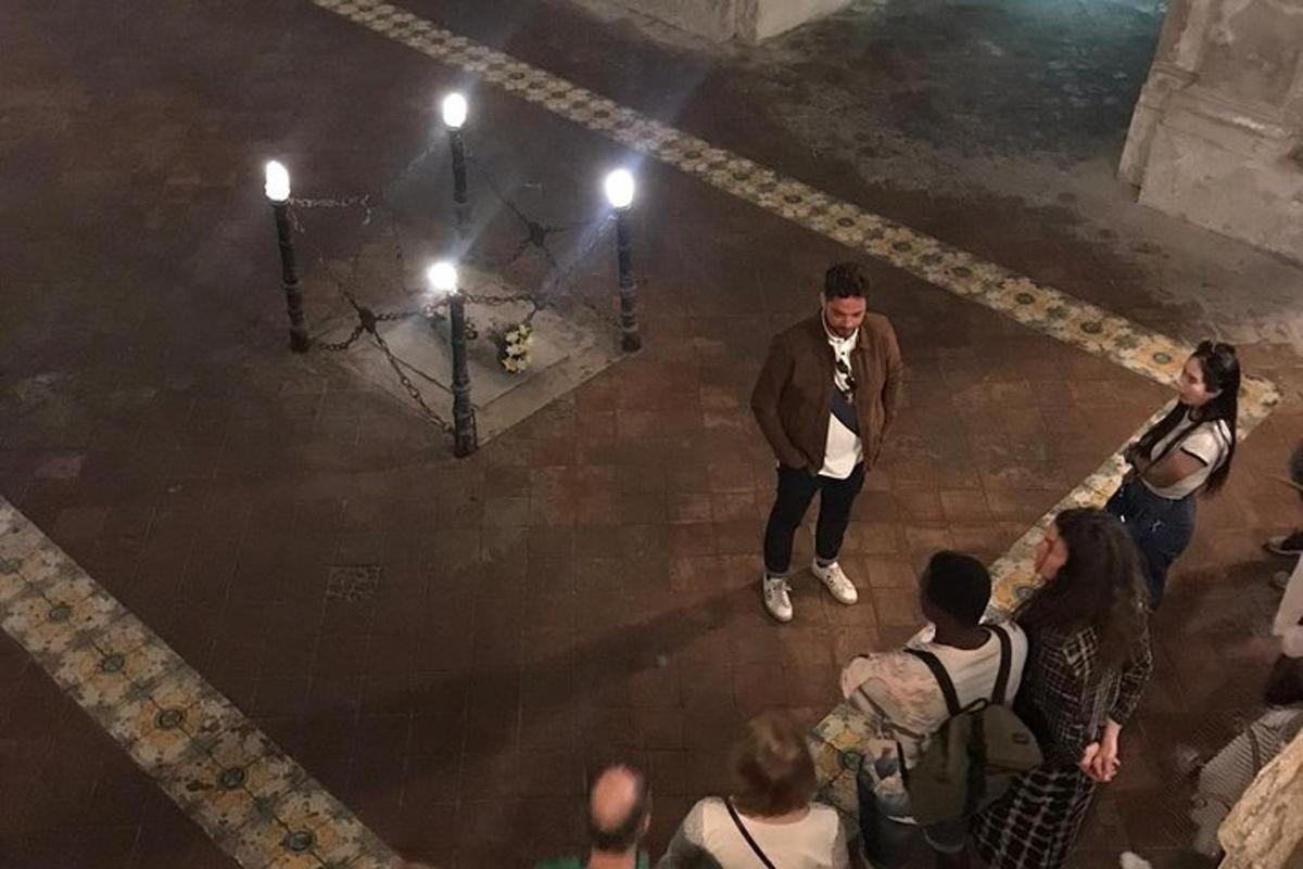 un gruppo di persone in piedi attorno a un campo da basket