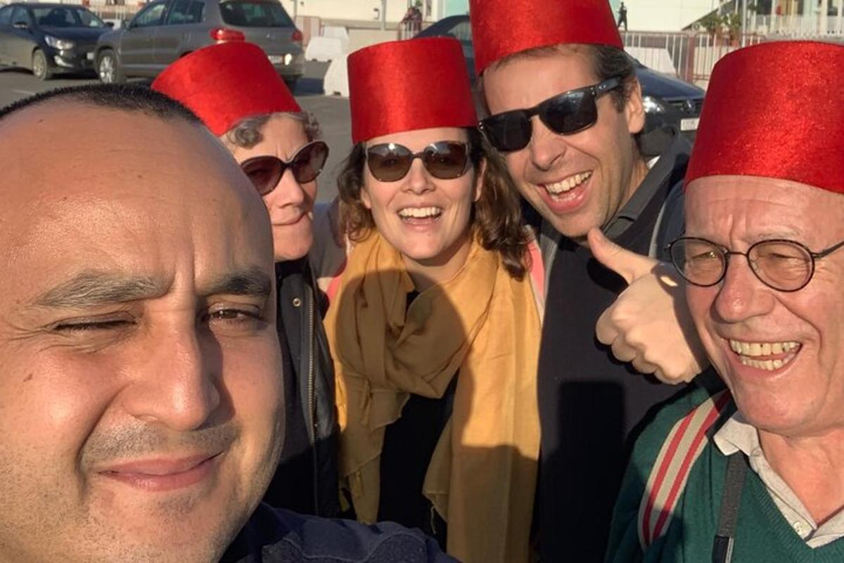 sekumpulan orang yang memakai topi merah bergambar