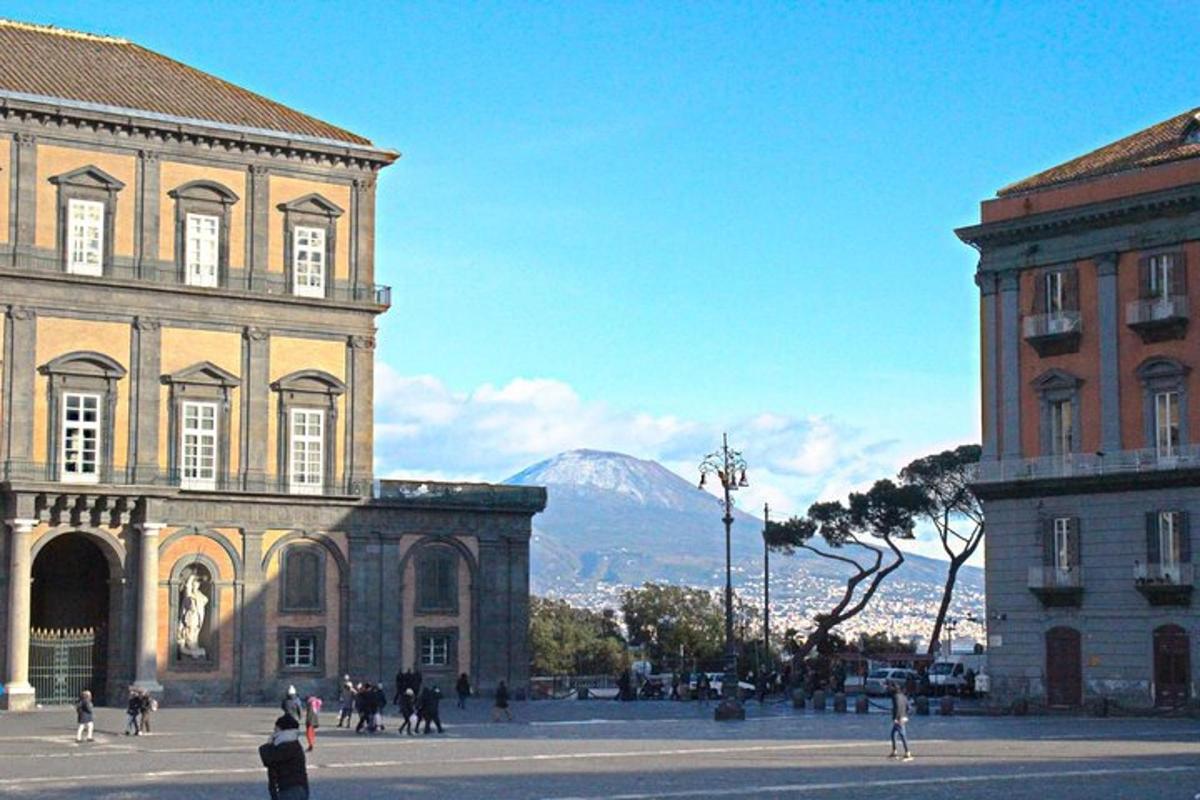 un gruppo di edifici con una montagna sullo sfondo