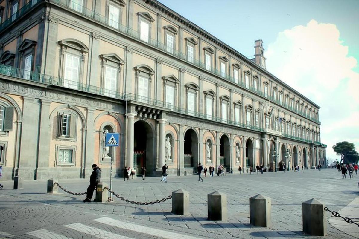un grande edificio con persone che camminano davanti ad esso