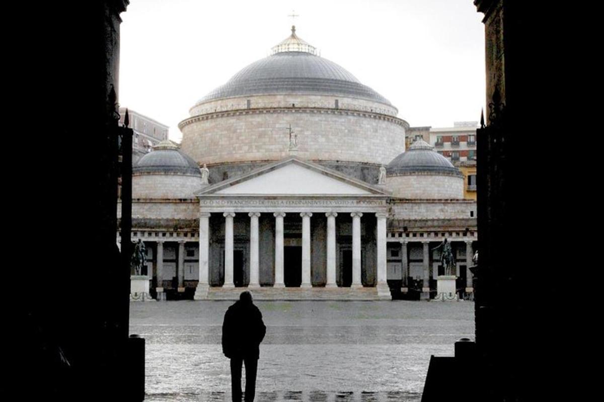 un uomo è in piedi davanti a un edificio