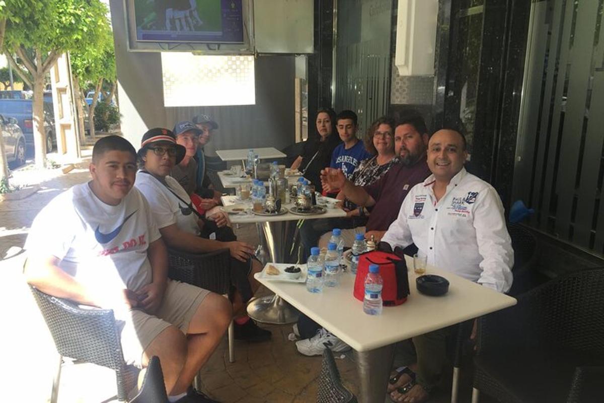 un grup de persones assegudes a les taules d'un restaurant