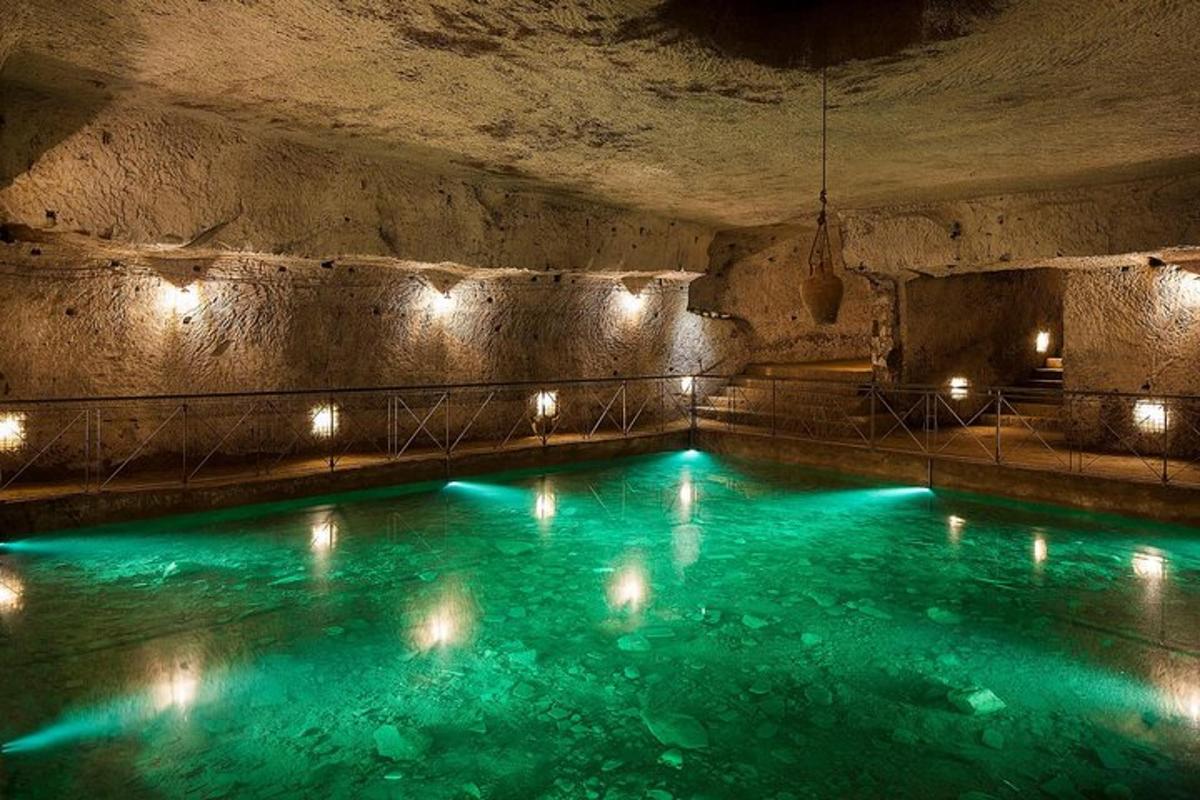 una grande piscina con luci in una grotta
