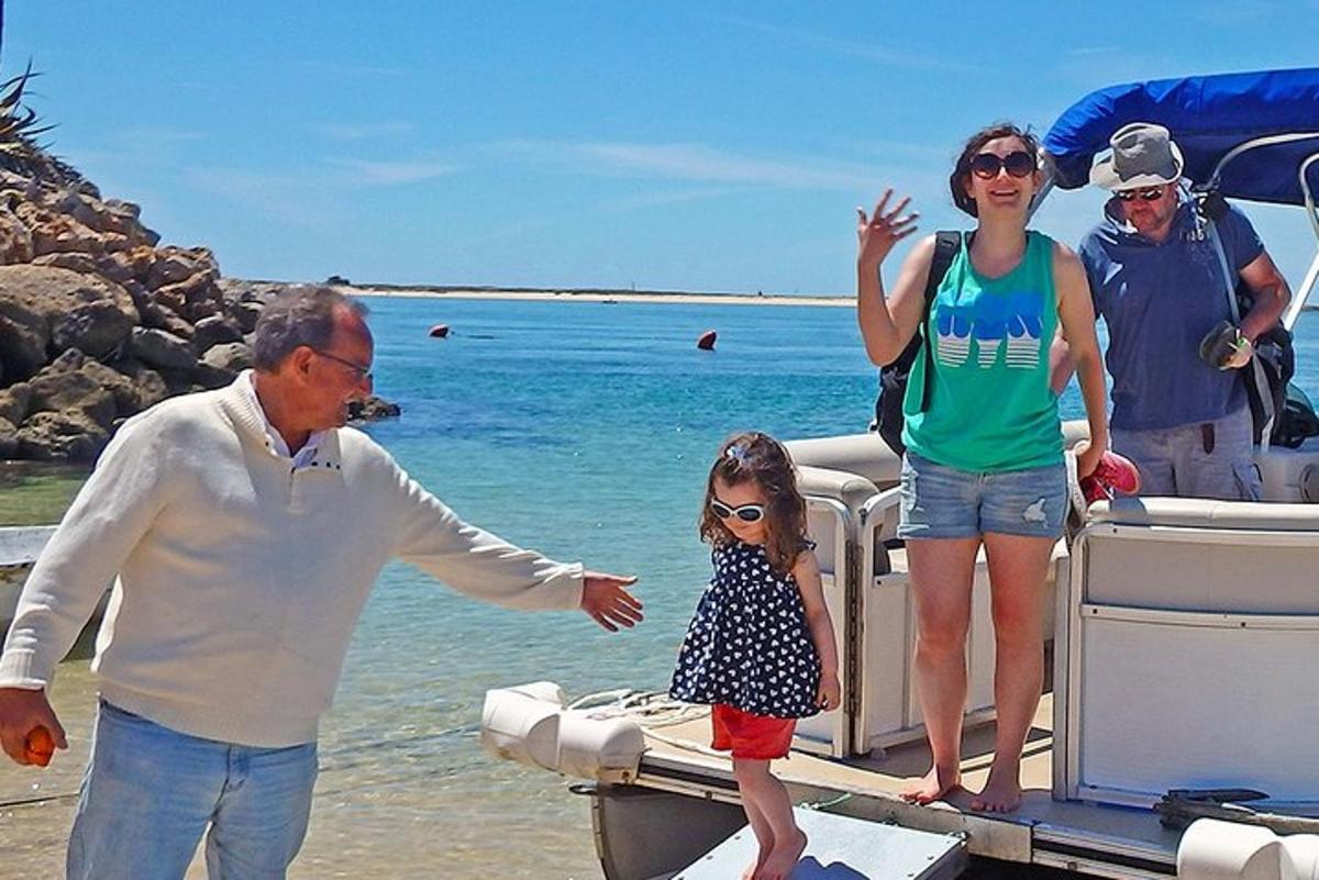 un uomo, una donna e una bambina su una barca