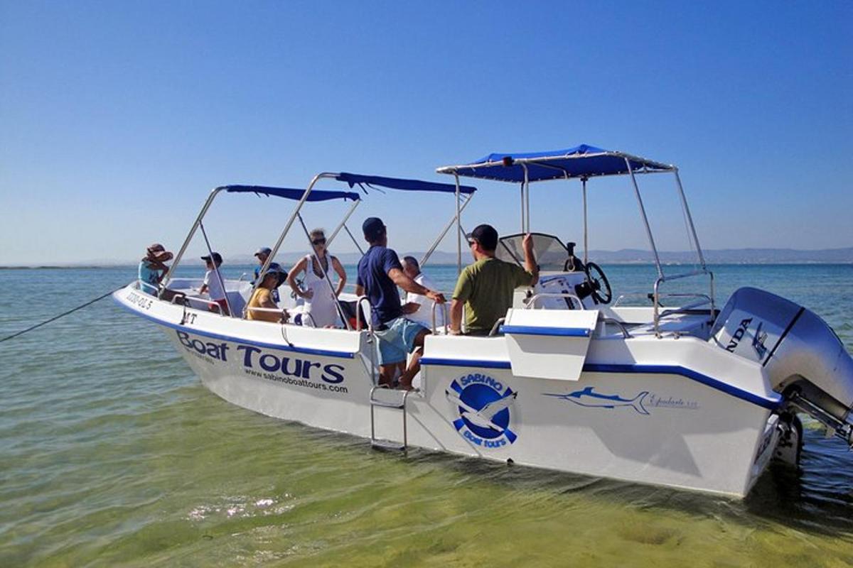 un grupo de personas en un barco en el agua