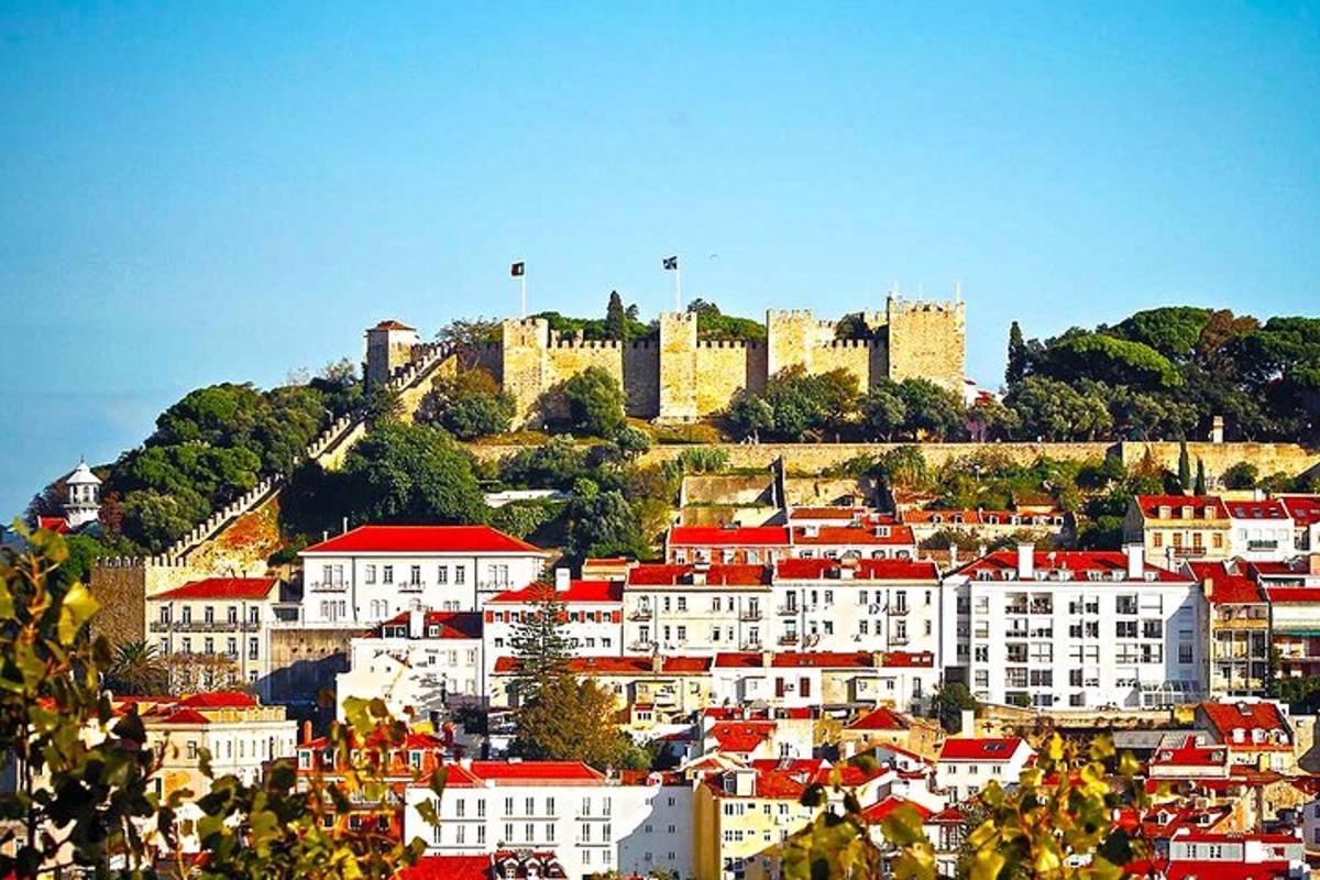 una città con un castello in cima a una collina
